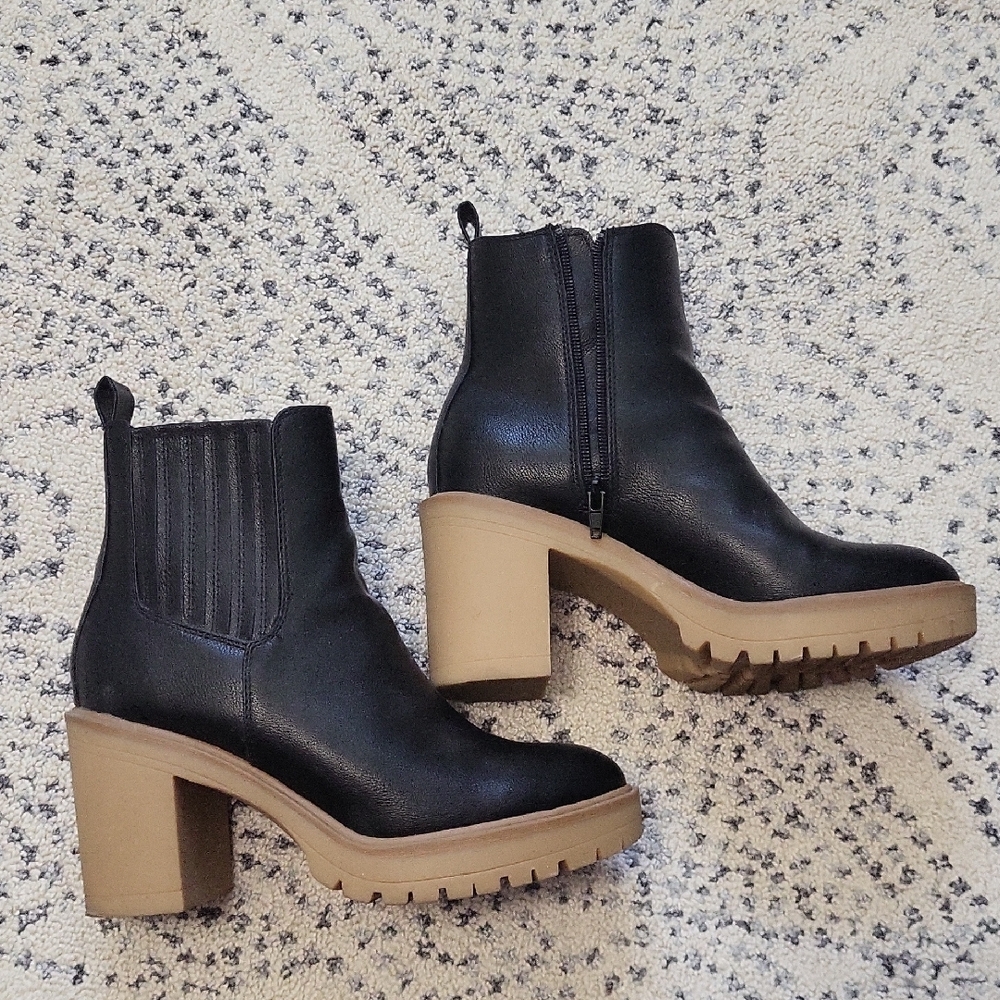 DV by Dolce Vita Jade Black and Tan Heeled Boots
